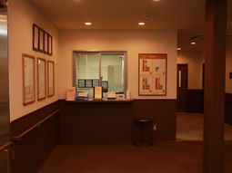 受付カウンターと掲示物