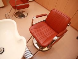 赤い椅子と白い手洗い器