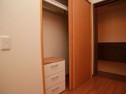 落ち着いた色の居室