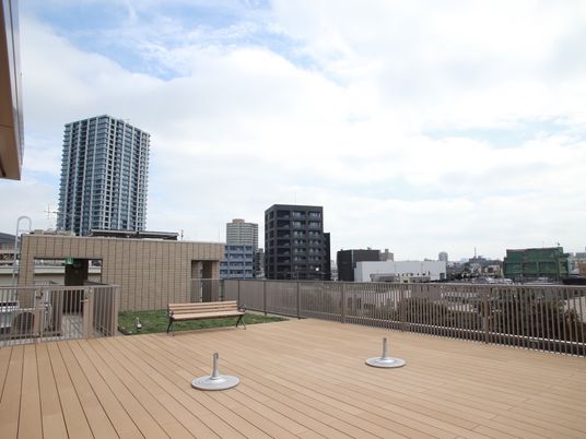 ３階建ての屋上に、芝生スペースやベンチが用意されており、全体がデッキのように加工されている。周辺の景色を見渡すことができる。