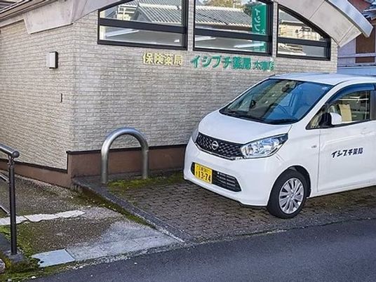 施設の外観と送迎車  