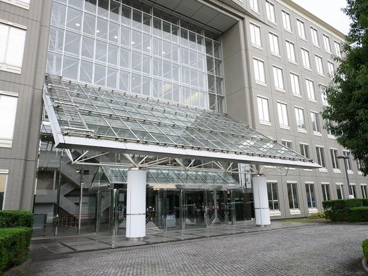 ガラス張りの正面玄関  