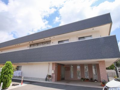 明るい外観の建物