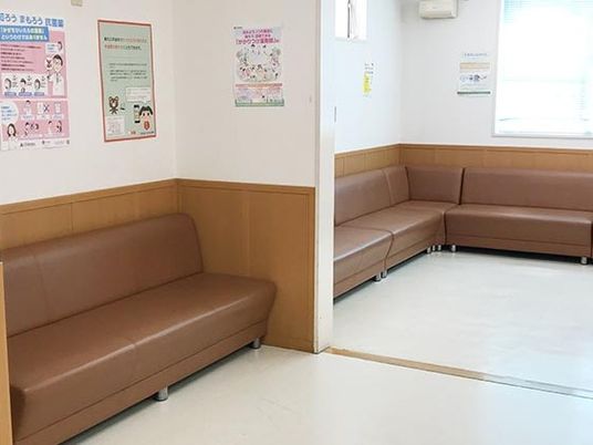 明るい廊下の休憩ベンチ  
