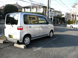 送迎車と住宅街の道路  