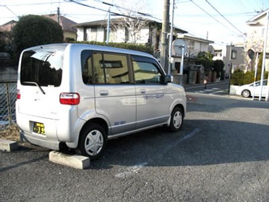 送迎車と住宅街の道路  
