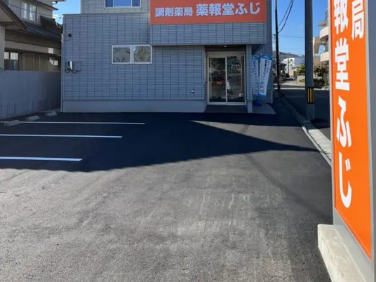 駐車場と建物外観  