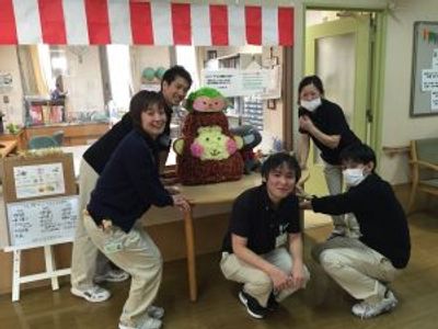 笑顔の職員と装飾のロビー