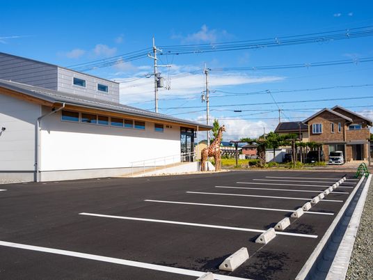 建物前の駐車場外観  