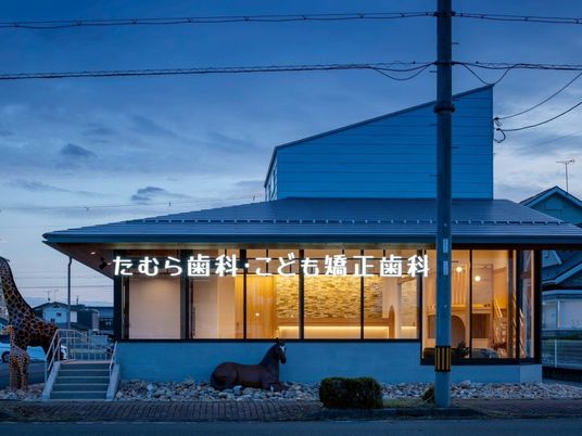 明るい外観の建物外観  