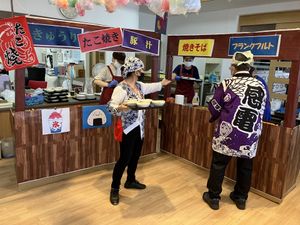 活気ある食事の場面