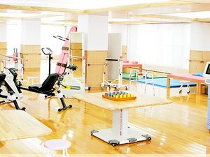 明るい機能訓練室  