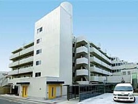 白い建物の外観