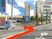 施設外観と看板のある道路沿い  