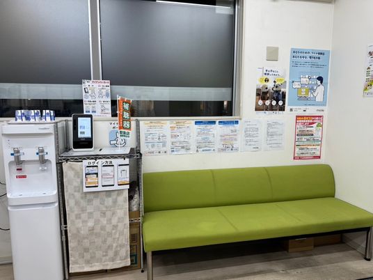掲示物のある待合椅子  
