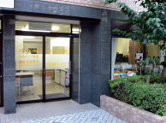 ガラス扉の入り口