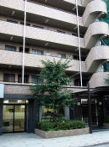 緑のある建物外観