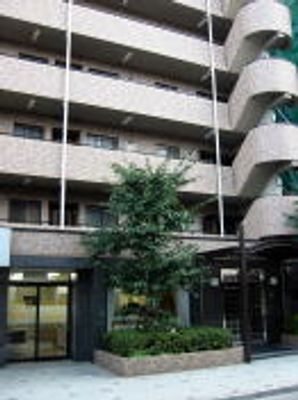 緑のある建物外観