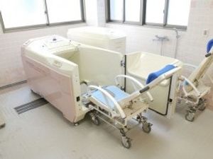 浴槽と介助機器の浴室  
