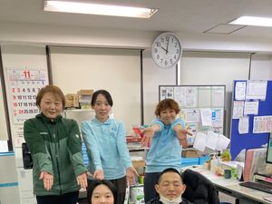 笑顔の職員が並ぶ事務スペース