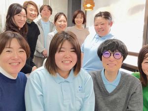 笑顔のスタッフ集合  