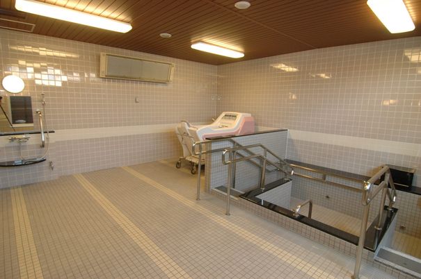 白い壁の浴室