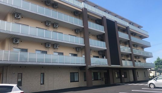 広々とした建物外観