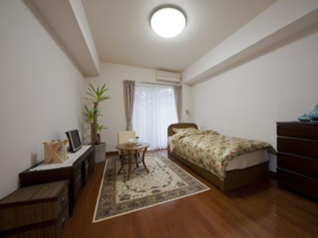 ゆったりした居室内部 居室 広々とした居心地の良い部屋です。家具や配置も考え抜かれ、ゆとりある生活をサポートします。