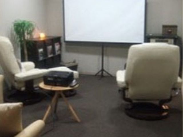 映画鑑賞が楽しめる部屋 シアタールーム 落ち着いた雰囲気のシアタールームです。ゆったりとした椅子で映画鑑賞など、くつろぎのひとときを過ごせます。