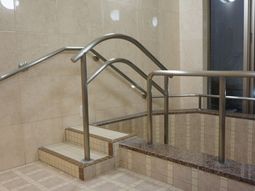 浴室の手すり付き階段
