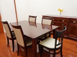 ダイニングテーブルとキャビネット