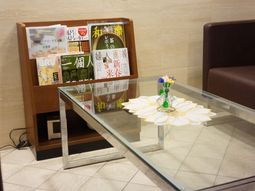 待合スペースのガラステーブルと雑誌