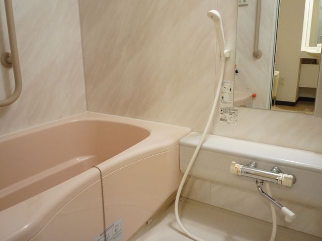 バリアフリー浴室 浴室 安全手すり付きの清潔な浴室です。快適にご利用いただけるよう、細部にまで配慮がされています。