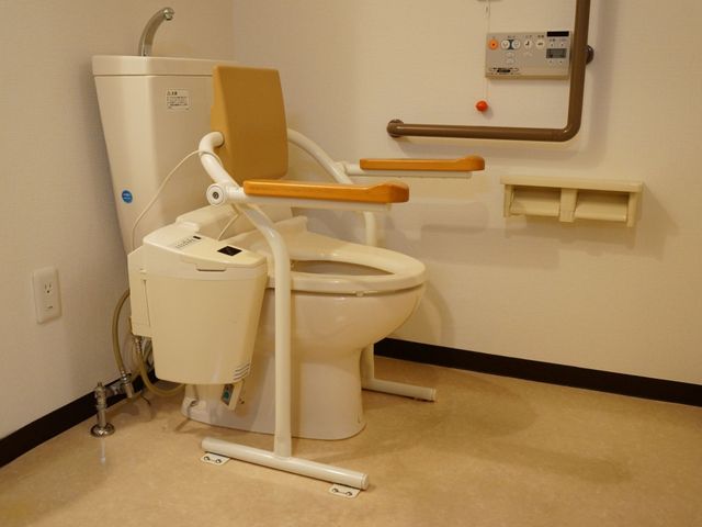 バリアフリートイレ設備 トイレ 安全に配慮した設計のトイレです。手すりや介助用の機能が整い、利用者の自立を支えます。