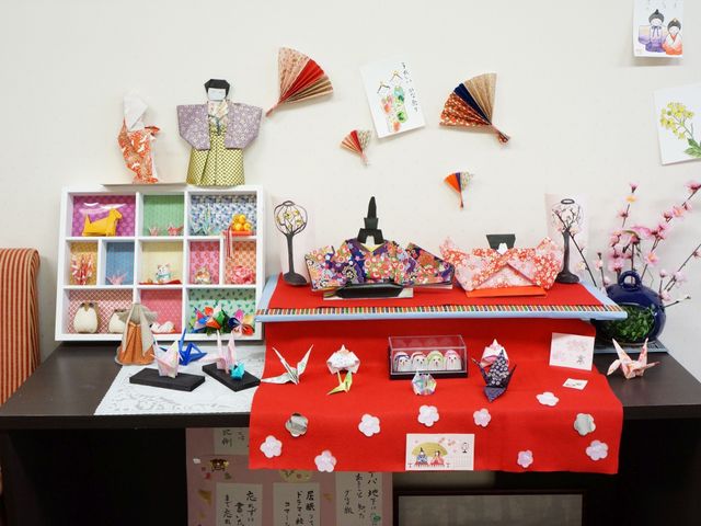 多目的室の手工芸品 装飾品 色とりどりの手工芸品が展示された温かな多目的室です。創作活動に積極的な空間で、作品づくりの一瞬を共有できます。