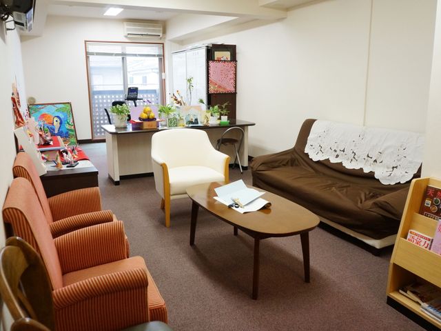 居心地の良い休憩室 談話室 ゆとりある空間の休憩室で、充実した居住環境を体感できます。柔らかな光が差し込む、心安らぐコーナーが皆様をお待ちしています。