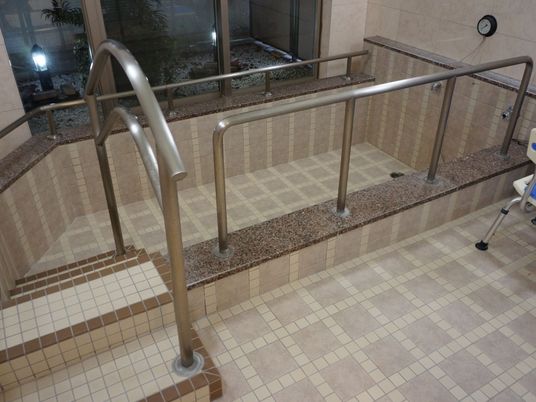 手すり付き階段の浴室