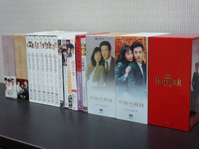多様なDVDコレクション 韓流映画 様々なDVDが並べられた棚があり、ゆったりと映画をお楽しみいただける空間が整っています。