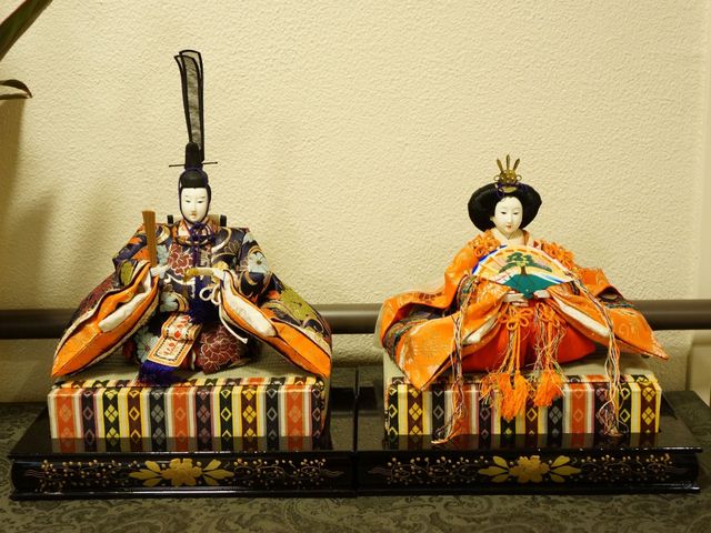 ひな祭りの雛人形 雛飾り 明るく和やかな雰囲気を醸し出すロビーに、季節のお祝いごとを感じさせる飾りが設置されています。入居者の方々が日本の伝統を身近に感じられる空間です。