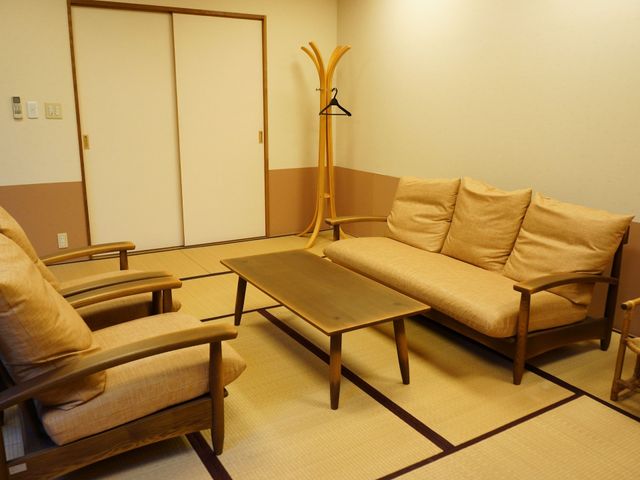 和室の居心地の良いコーナー 歓談室 温もりを感じる和室の一角に、ゆったりとくつろげるソファが備えられ、落ち着いた雰囲気の中で日々を過ごせます。