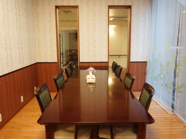 会議用テーブルと椅子の部屋 食堂 手入れが行き届いた多目的室があり、円滑なコミュニケーションを重視した環境が整っています。充実した施設で、仕事にもやりがいを感じられるでしょう。