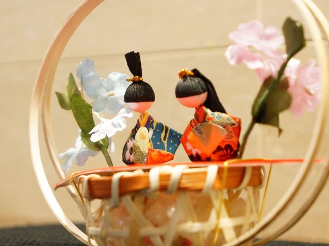 飾り人形と花のディスプレイ 飾り物 ロビーに飾られた和の飾り人形が、訪れる皆様を優しい雰囲気でお迎えします。職員と顔見知りになりながら働ける場所です。