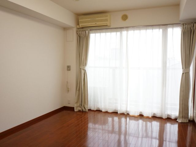 空間広々快適居室 居室 床の木目が温かみを感じさせる居室です。柔らかな光が差し込む窓辺で、ゆっくりとお過ごしいただけます。
