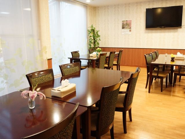 落ち着いた雰囲気の食堂 食堂 ゆったりとした椅子が並ぶ快適な食堂です。窓から自然光が差し込み、明るく開放的な空間で食事を楽しめます。