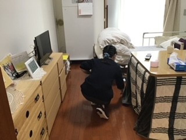 充実した職場環境 居室 清掃に励むスタッフの姿が見られる居室です。日々の環境整備が、入居者様の快適な空間作りに繋がります。