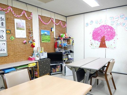 多目的室の明るい室内  