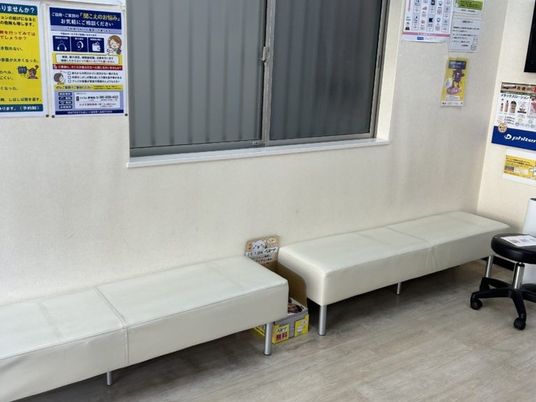 待合ベンチの休憩室  