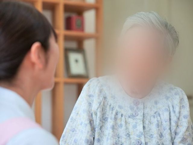 談笑する様子の居室 居室   居室で和やかに会話が交わされています。リラックスした雰囲気で入居者と交流ができます。