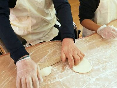 手作業でパン作り