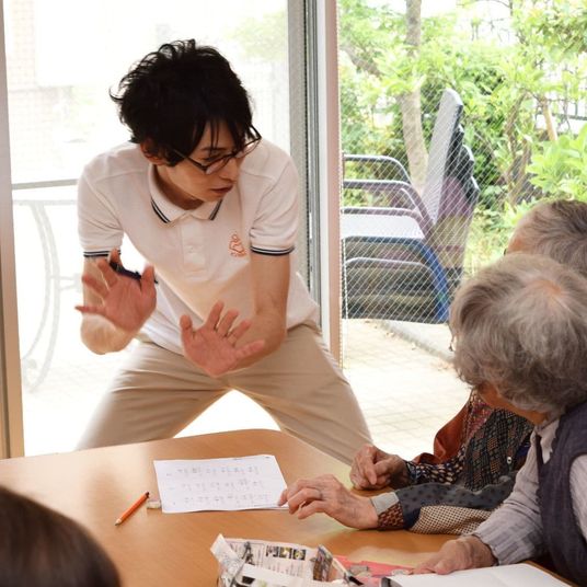 笑顔で語る職員
